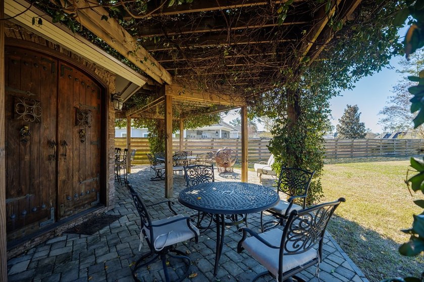 Lake Park living at its finest! This custom-built home truly - photo 17