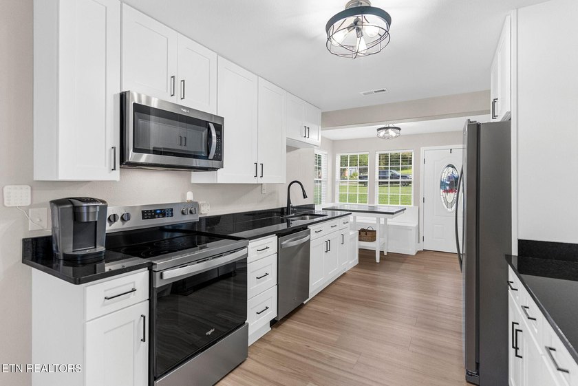 Move in ready and packed with updates! This well maintained 3 - photo 20