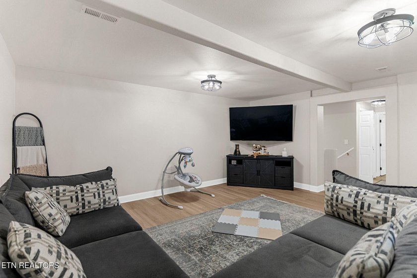 Move in ready and packed with updates! This well maintained 3 - photo 28