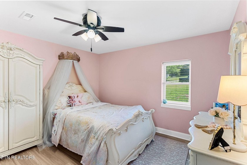 Move in ready and packed with updates! This well maintained 3 - photo 34
