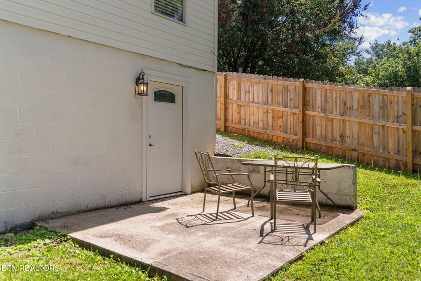 Move in ready and packed with updates! This well maintained 3 - photo 42