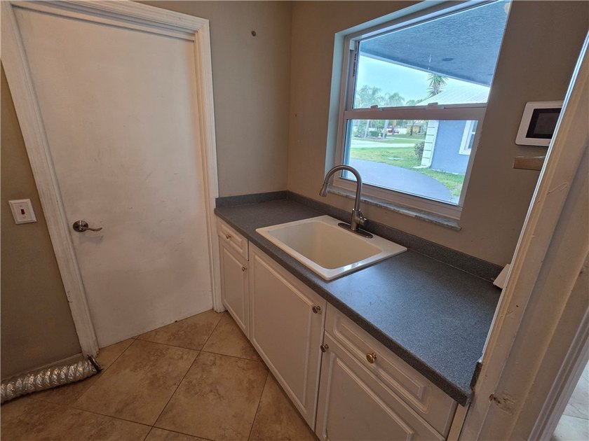 Spacious CBS construction home featuring 4 bedrooms, 4 bathrooms - photo 15
