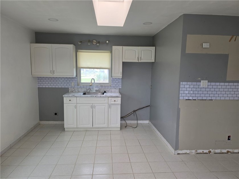 Spacious CBS construction home featuring 4 bedrooms, 4 bathrooms - photo 17