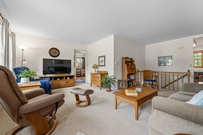 Charming and well-maintained 1,024sqft 3-bedroom, 2.5-bath ranch - photo 3