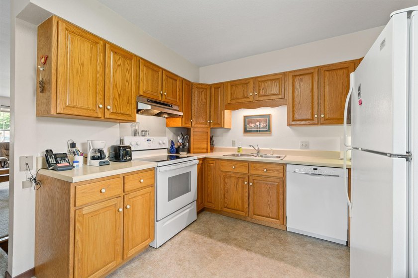 Charming and well-maintained 1,024sqft 3-bedroom, 2.5-bath ranch - photo 5