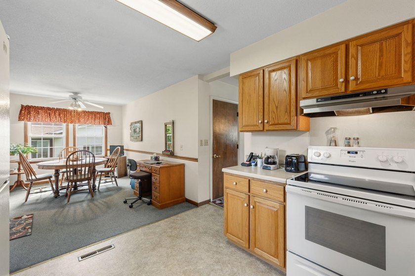 Charming and well-maintained 1,024sqft 3-bedroom, 2.5-bath ranch - photo 6