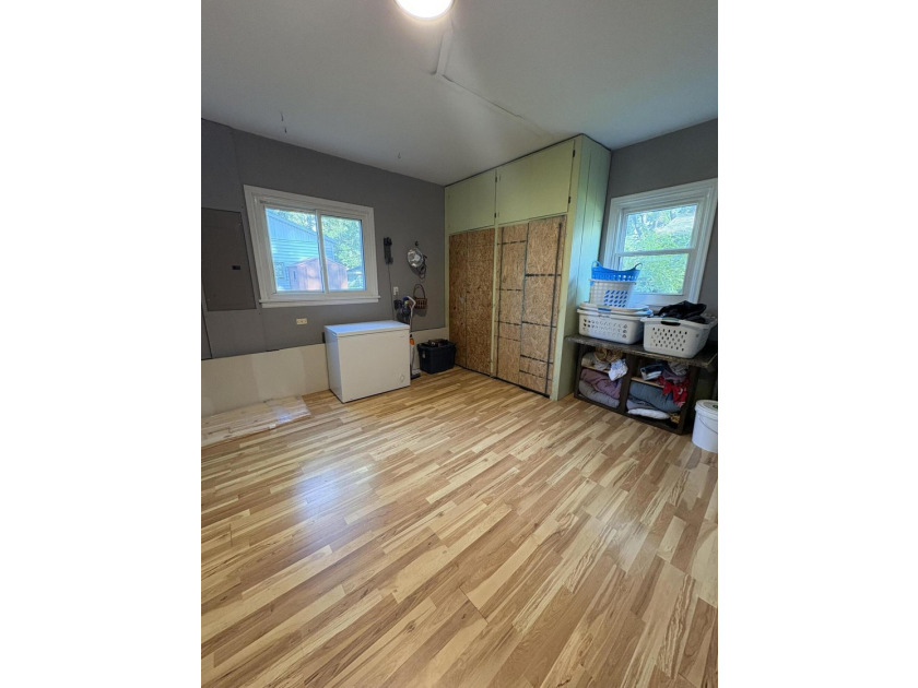 Welcome home! This beautifully updated and renovated 3 bedroom - photo 23