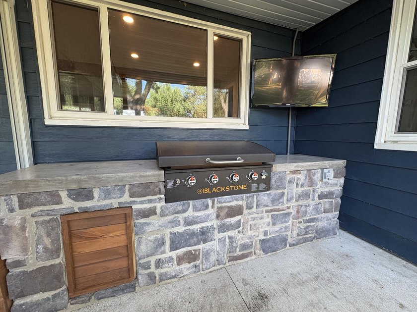 Welcome home! This beautifully updated and renovated 3 bedroom - photo 27