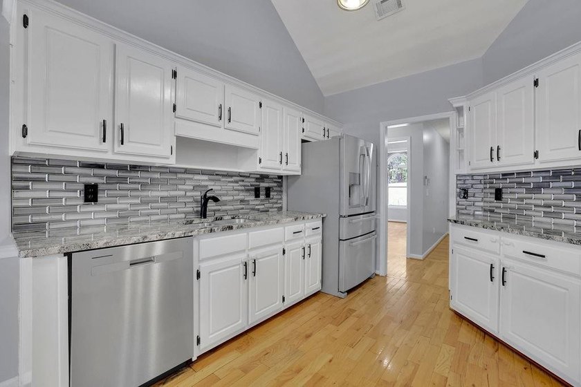 This 6 bedroom, 3 bathroom home offers of comfortable living - photo 17