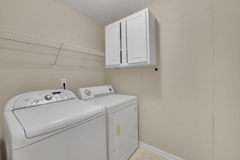 This 6 bedroom, 3 bathroom home offers of comfortable living - photo 19
