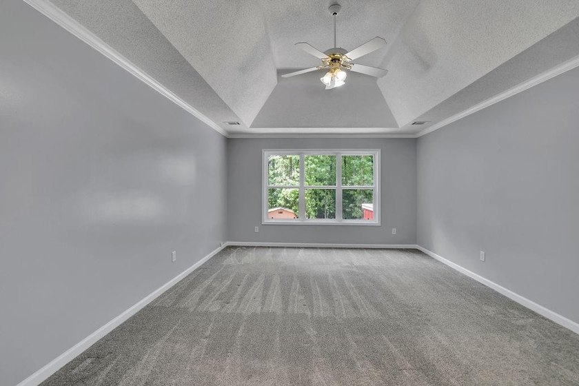 This 6 bedroom, 3 bathroom home offers of comfortable living - photo 21