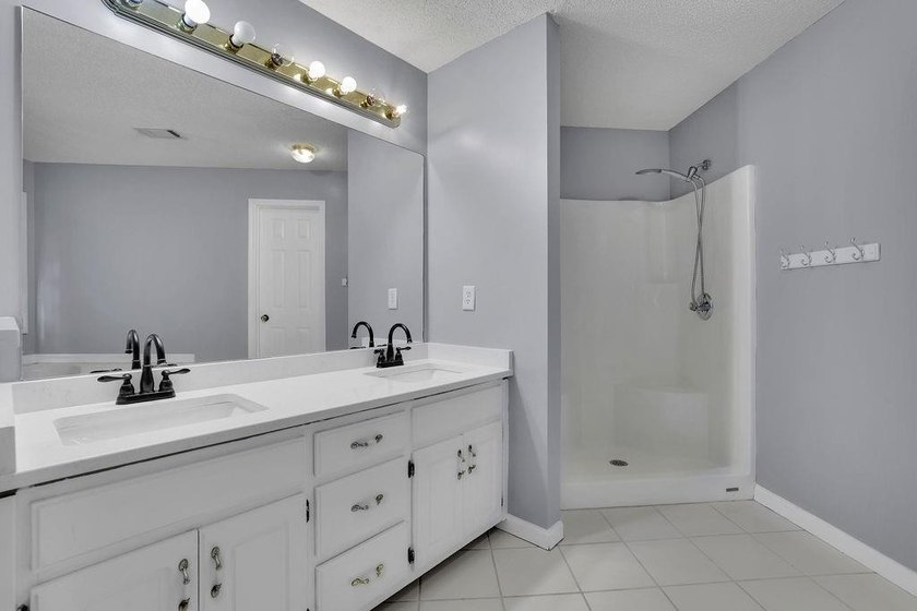 This 6 bedroom, 3 bathroom home offers of comfortable living - photo 22