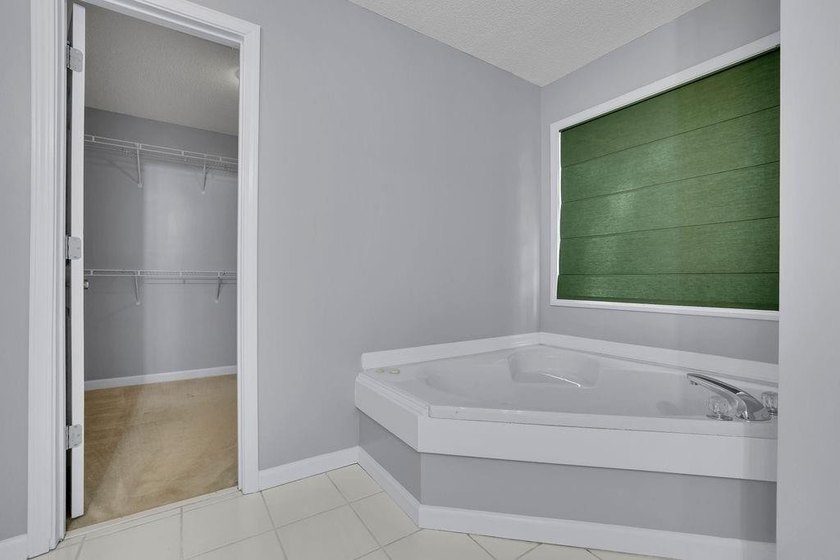This 6 bedroom, 3 bathroom home offers of comfortable living - photo 25