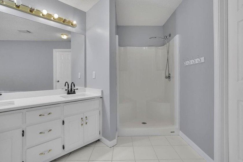 This 6 bedroom, 3 bathroom home offers of comfortable living - photo 26