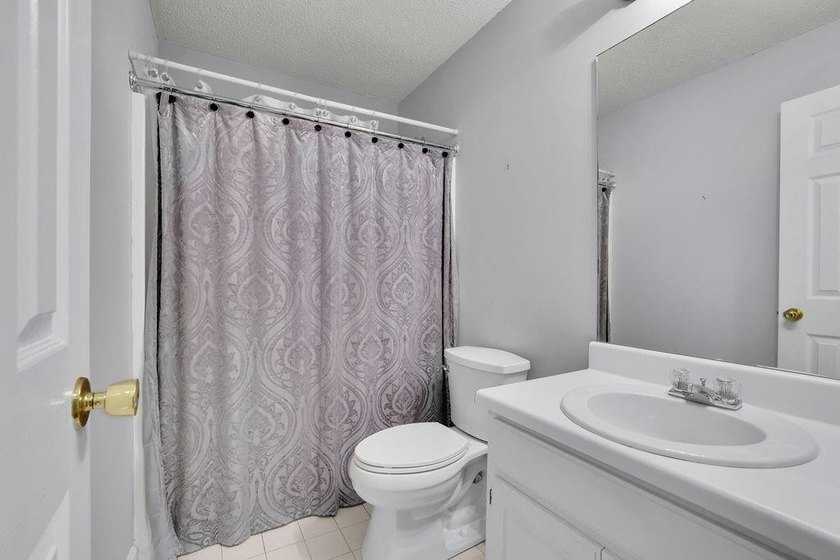 This 6 bedroom, 3 bathroom home offers of comfortable living - photo 29