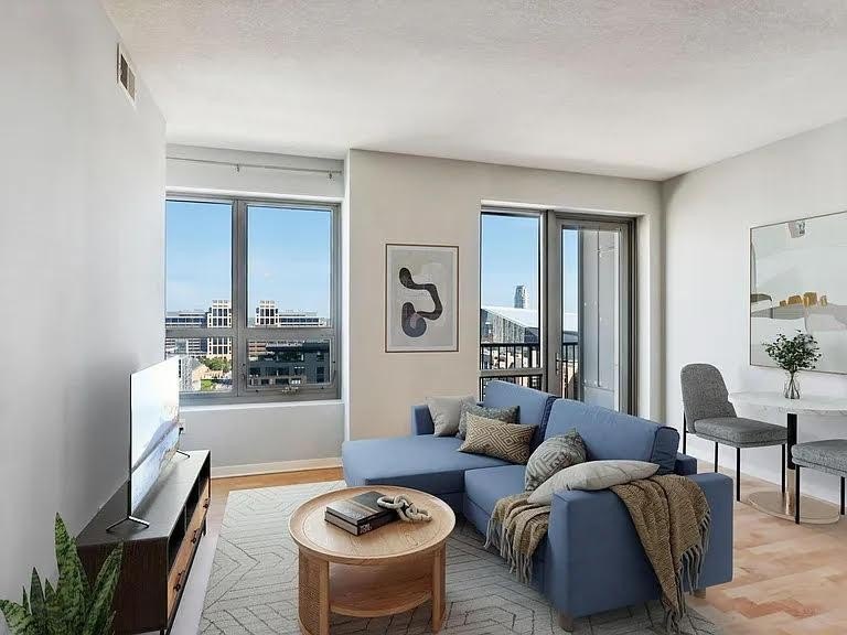 Welcome to unit #2003 at Skyscape. This 20th floor unit - photo 32