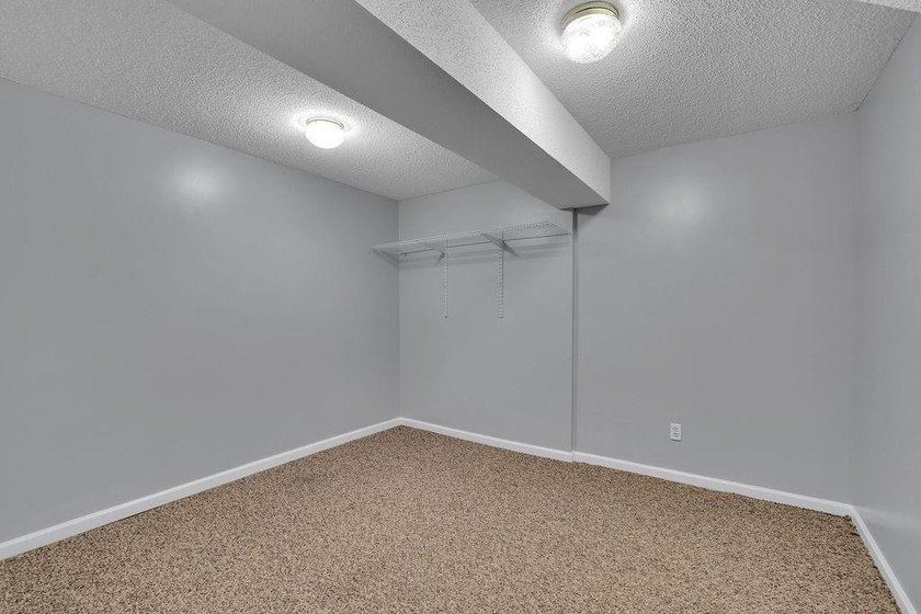 This 6 bedroom, 3 bathroom home offers of comfortable living - photo 33