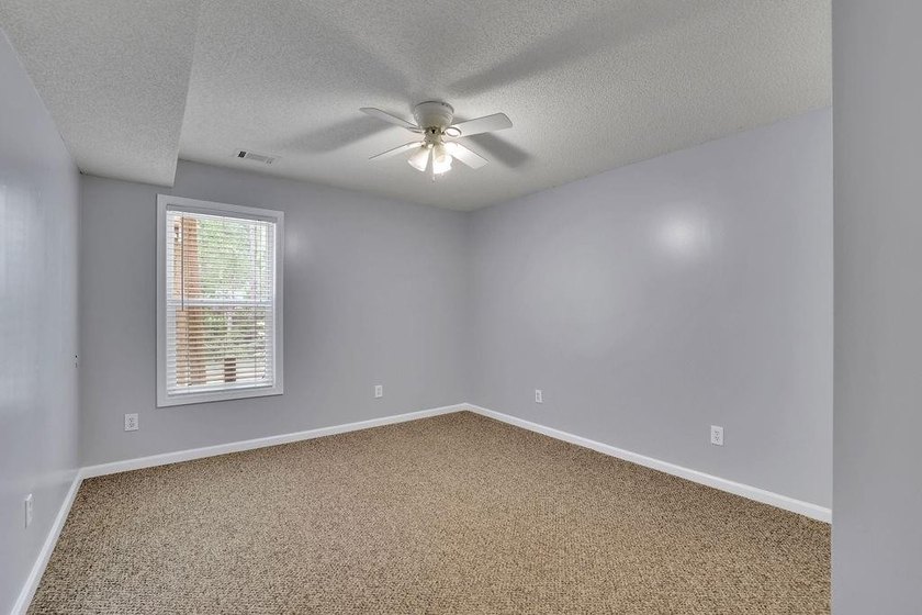 This 6 bedroom, 3 bathroom home offers of comfortable living - photo 34