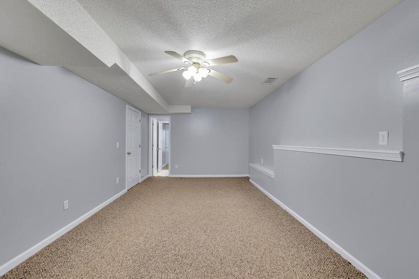 This 6 bedroom, 3 bathroom home offers of comfortable living - photo 35