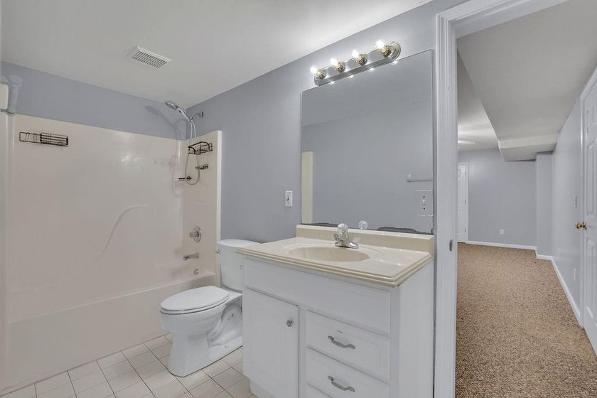This 6 bedroom, 3 bathroom home offers of comfortable living - photo 36