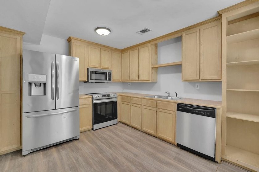 This 6 bedroom, 3 bathroom home offers of comfortable living - photo 39