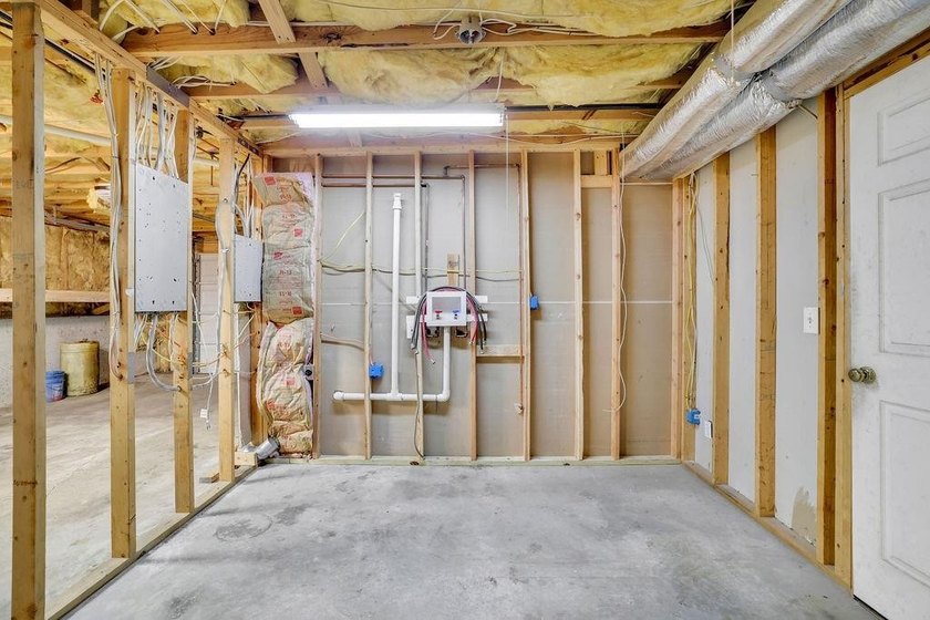 This 6 bedroom, 3 bathroom home offers of comfortable living - photo 40