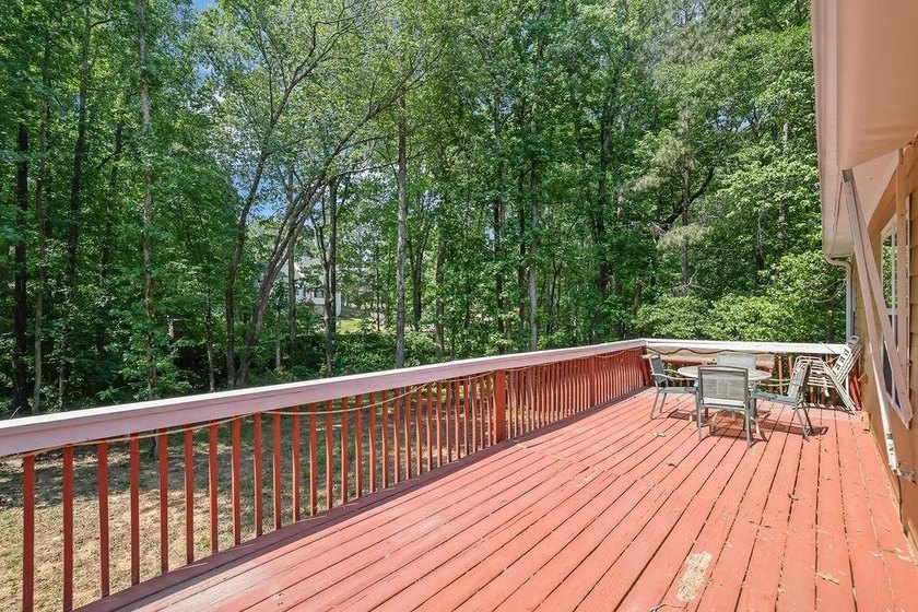 This 6 bedroom, 3 bathroom home offers of comfortable living - photo 44
