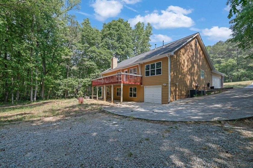 This 6 bedroom, 3 bathroom home offers of comfortable living - photo 46