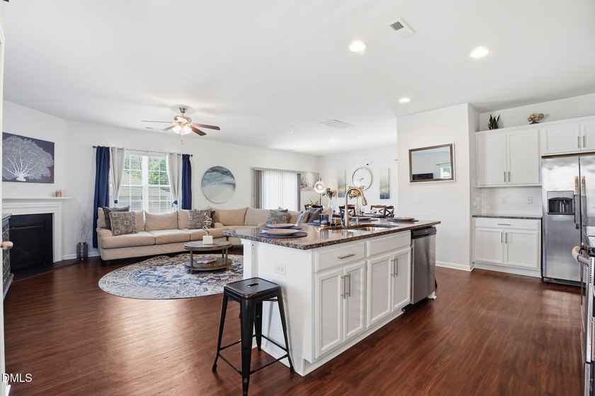 Welcome to this beautifully designed 4-bedroom, 2.5-bathroom - photo 4