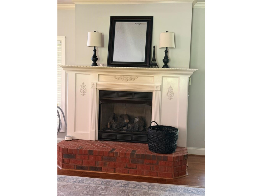 LOCATION, LOCATION, LOCATION! Highly desirable, friendly - photo 12
