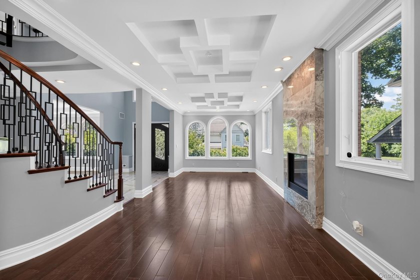 Video &amp; Pictures: Welcome to 25 Maple Grove Street, a stunning - photo 15