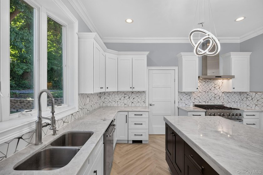 Video &amp; Pictures: Welcome to 25 Maple Grove Street, a stunning - photo 19