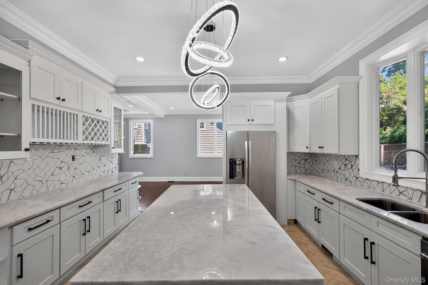 Video &amp; Pictures: Welcome to 25 Maple Grove Street, a stunning - photo 24