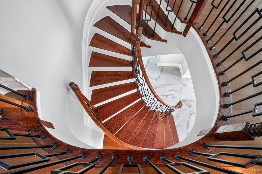 Video &amp; Pictures: Welcome to 25 Maple Grove Street, a stunning - photo 43