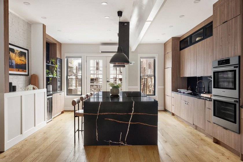 Welcome to this contemporary 19 x 50 ft Two-family townhouse - photo 2