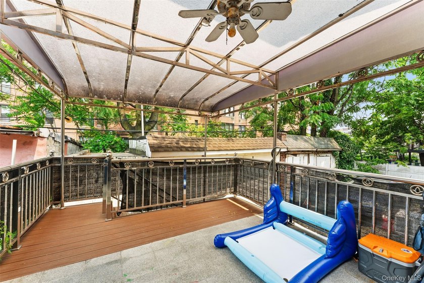 Opportunity knocks in the Pelham Bay section of the Bronx! This - photo 15