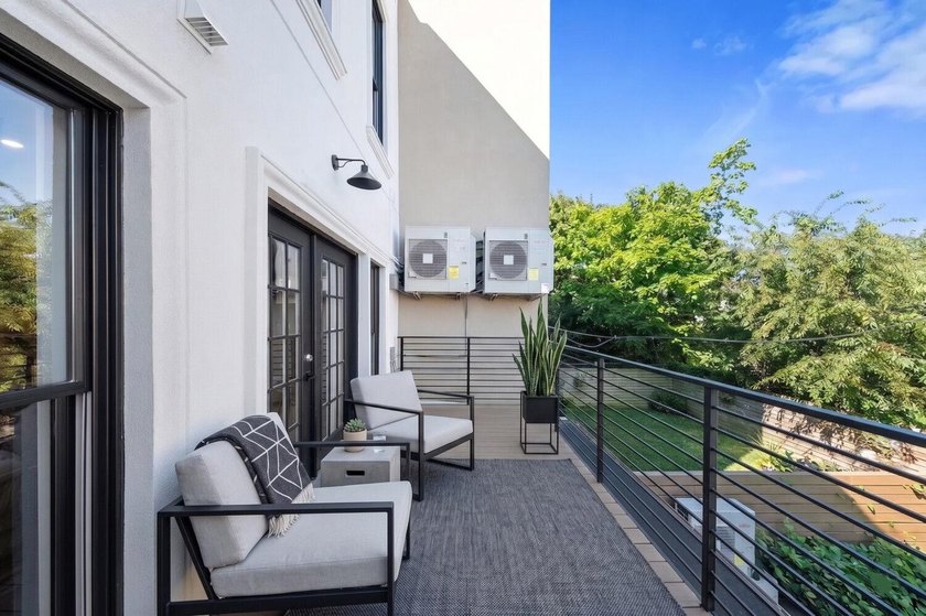 Welcome to this contemporary 19 x 50 ft Two-family townhouse - photo 7