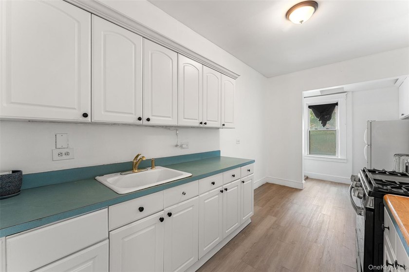 Opportunity knocks in the Pelham Bay section of the Bronx! This - photo 18