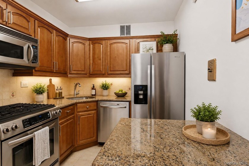 Welcome to Apartment 12E at 300 East 40th Street in The - photo 4