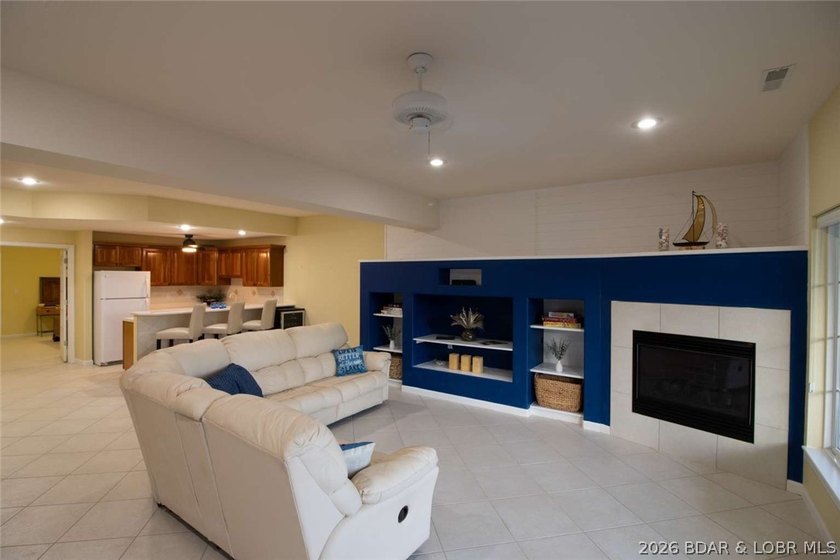 Upscale waterfont villa with room for everyone can now be yours! - photo 16