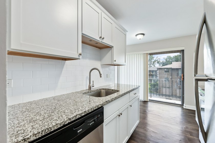 *** Beautifully updated third-floor end unit offering privacy - photo 4
