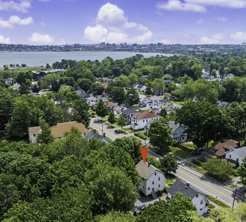 Classic 1930's style 3-bedroom 1.5 bath Colonial on a rare - photo 3