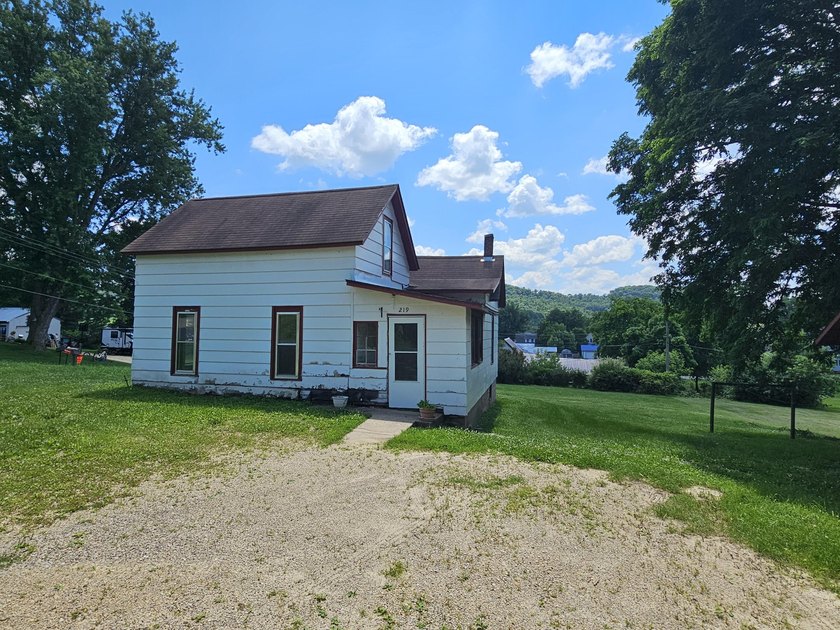 Here is a great investment opportunity on a spacious corner lot - photo 4