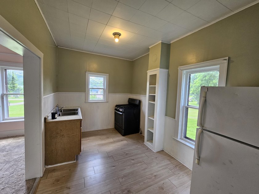 Here is a great investment opportunity on a spacious corner lot - photo 6