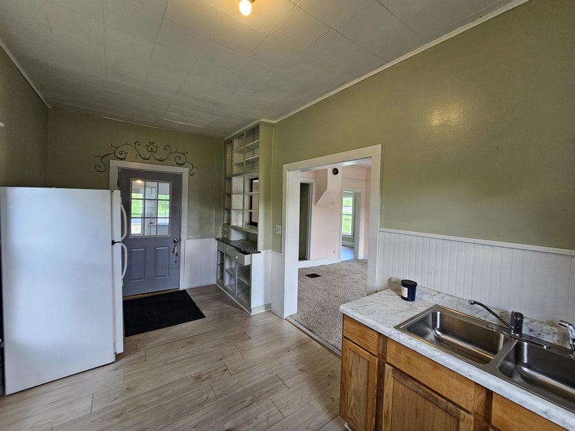 Here is a great investment opportunity on a spacious corner lot - photo 7