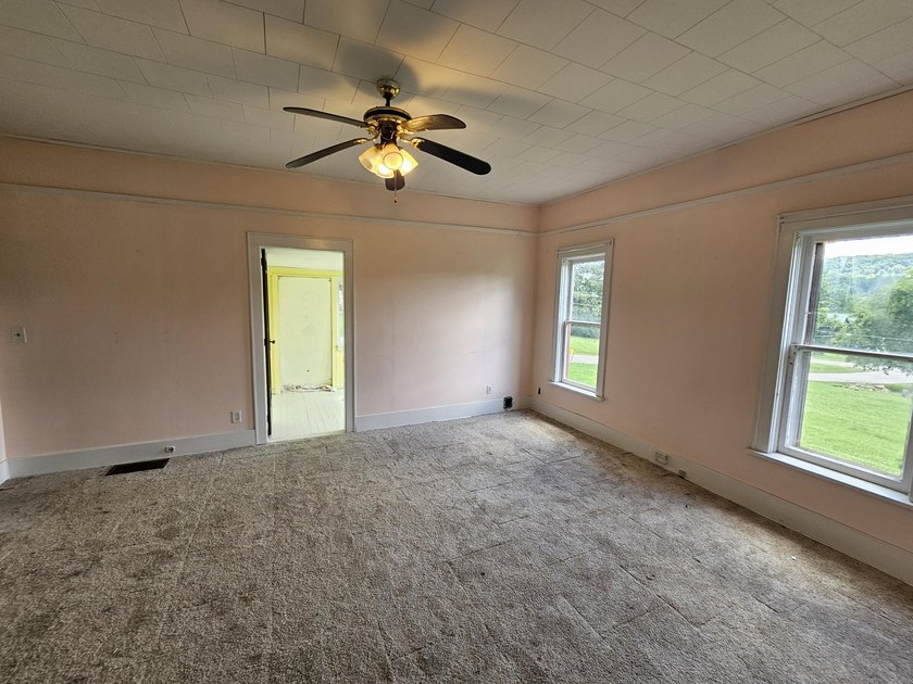 Here is a great investment opportunity on a spacious corner lot - photo 8