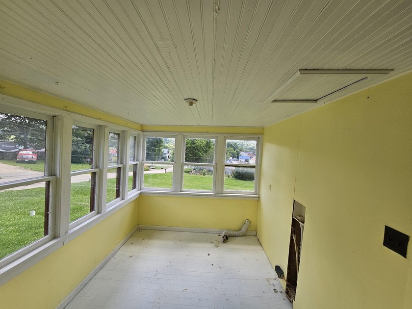 Here is a great investment opportunity on a spacious corner lot - photo 9