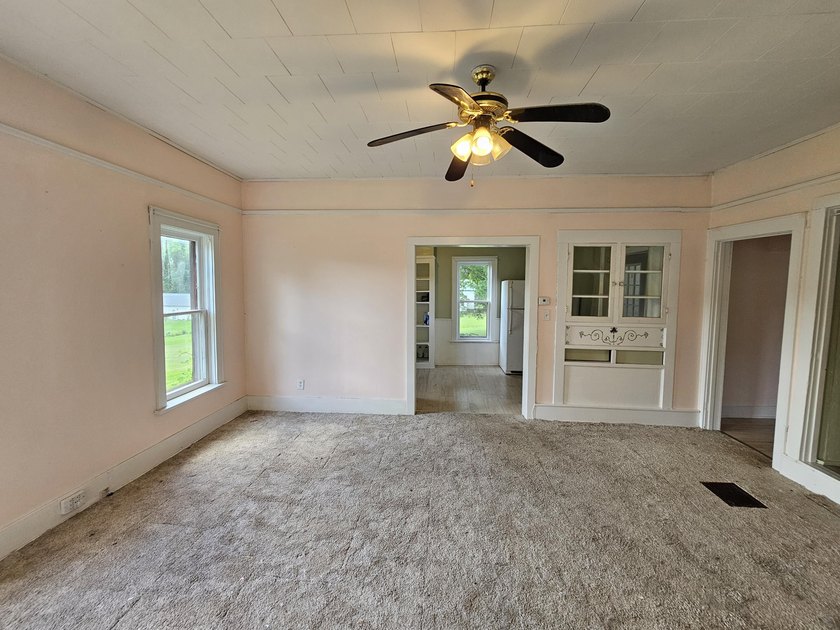 Here is a great investment opportunity on a spacious corner lot - photo 10