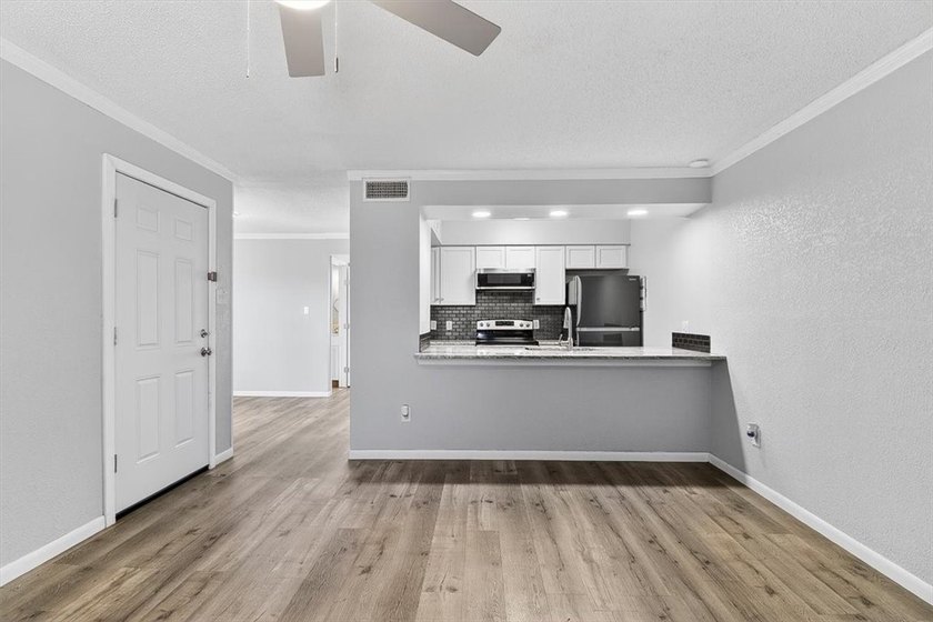 Pretty end unit offering extra privacy. Overlooks the old - photo 4