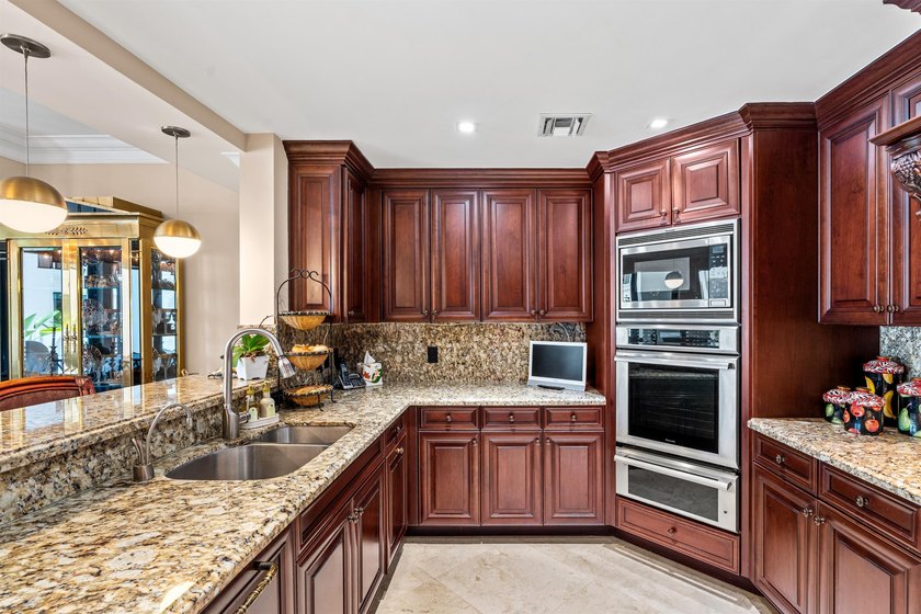 Welcome to this sophisticated two-bedroom, two-and-a-half-bath - photo 16